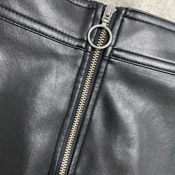 Aritizia Roxanne vegan leather skirt - Picture 3 of 6